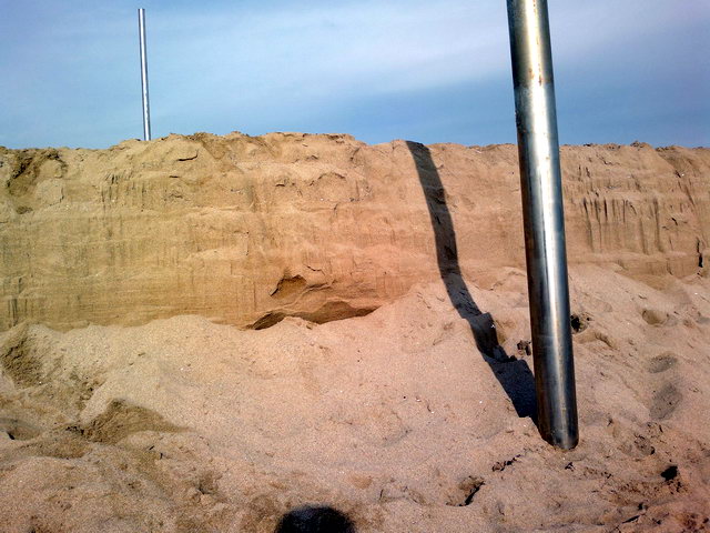 Vista del desnivel de la zona de la playa de Central Mar de Gav� Mar donde ha habido dos regresiones consecutivas de la playa y donde los campos de voley-playa han quedado al lado del mar (9 de Diciembre de 2011)